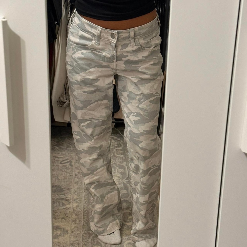 Hollister low rise baggy camo print jeans 2 short w26